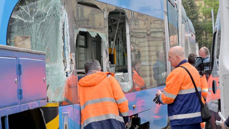FOTO Kamion se zabio u tramvaj u centru Zagreba, 6 linija vozi obilazno: 'Staklo je prsnulo'