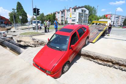 FOTO Autom uletio na gradilište u Karlovcu pa upao u jarak