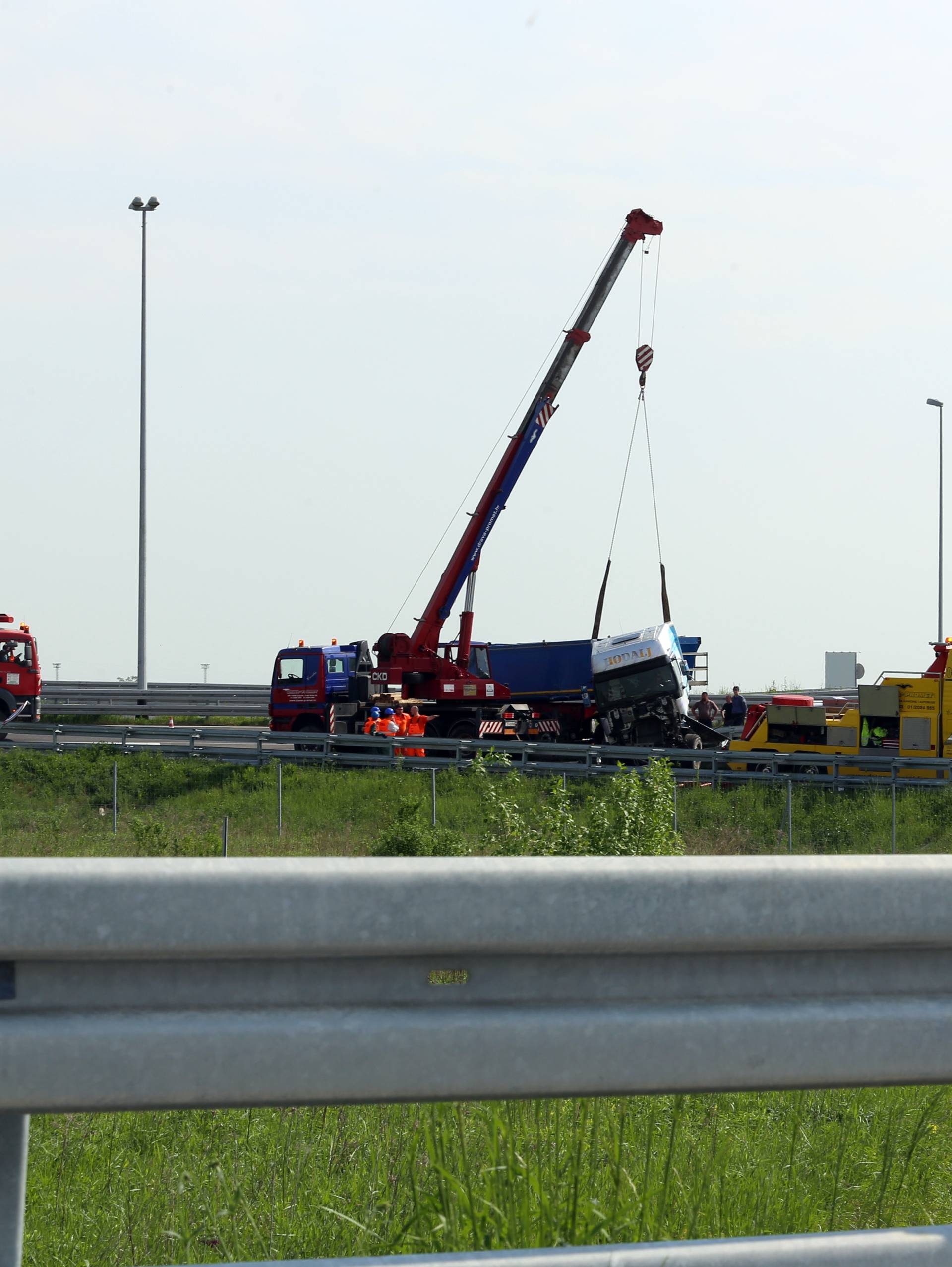 Nesreća kod čvora Veliko Polje: Sudarila se dva tegljača i auto