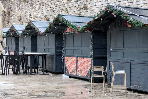 Zadar: Uklanjaju se adventske kućice