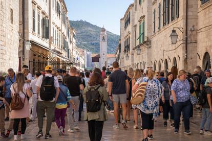 FOTO U Dubrovniku je i dalje ljeto: Turisti preplavili grad, uživaju na plažama i sunčaju se