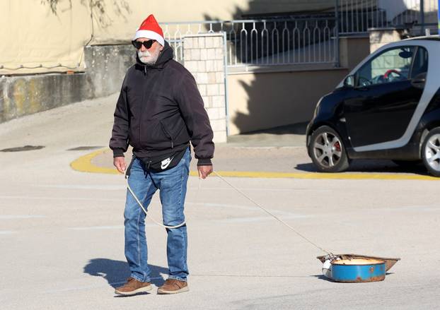 Primošten:  Primošten i ove godine ispratio Staru godinu uz potezanje starih lonaca 