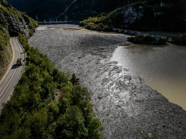 Pogled iz zraka na Neretvu i branu Grabovica gdje se nakupilo smeće nakon poplava