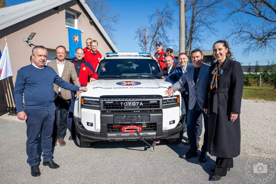 FOTO HGSS Samobor dobio novo terensko vozilo: 'Ovo je velika prekretnica za našu stanicu'