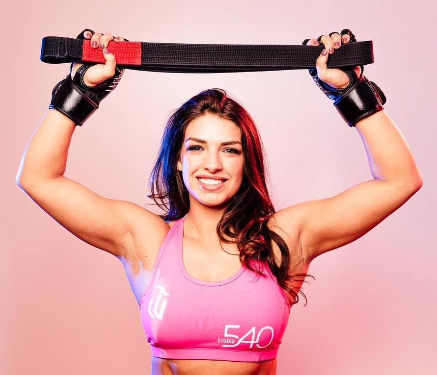 Gola je. Ili ipak nije?! Borkinja provocira eksplicitnim fotkama