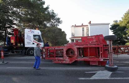 Zadar: Dizalica je pala na cestu i zaustavila promet