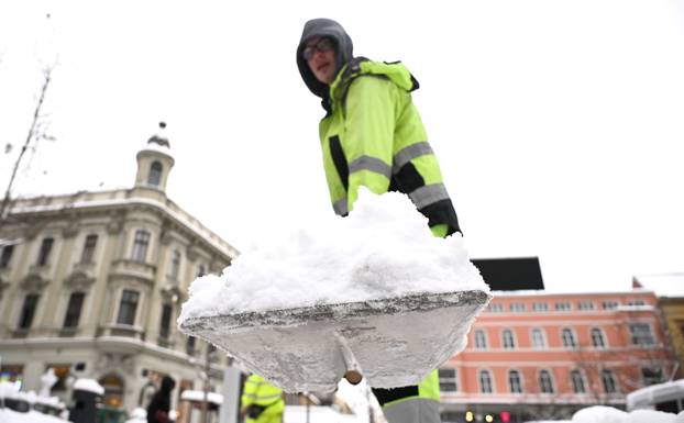 Zagreb: Snijeg zabijelio grad