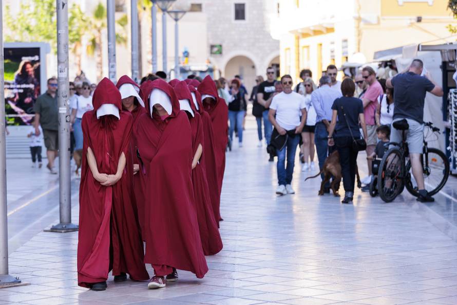 Prosvjed pod nazivom "Dosta! Uništavanja javnog zdravstva i zanemarivanja zdravlja žena!" održan u Splitu