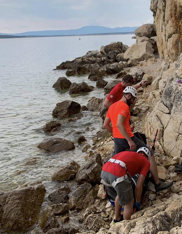 Muškarac pao s litice u blizini Selca i poginuo, tijelo morali izvlačiti HGSS-ovci
 