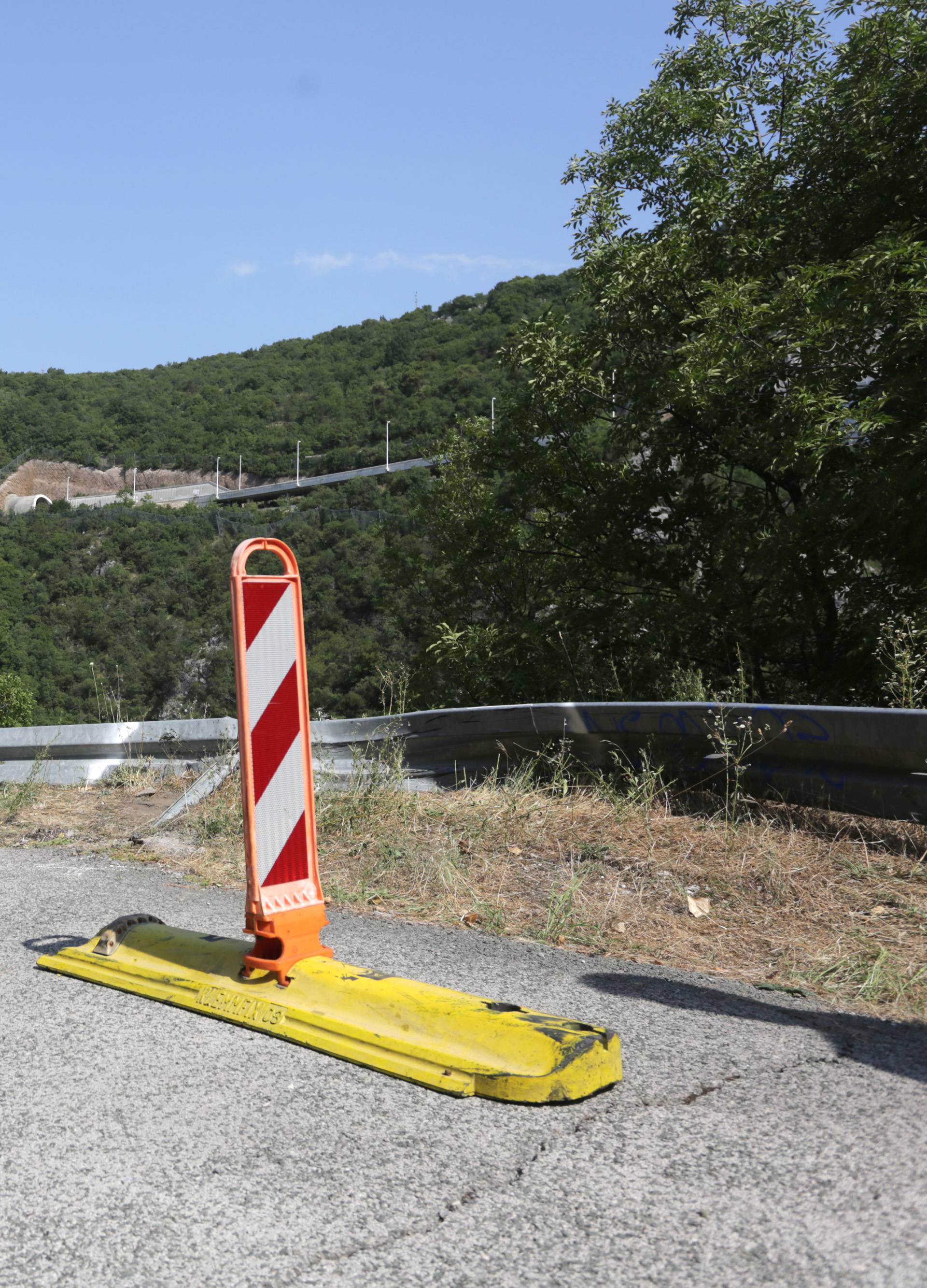 Ostala samo hrpa metala: Auto je udarao u kamenje i drveće