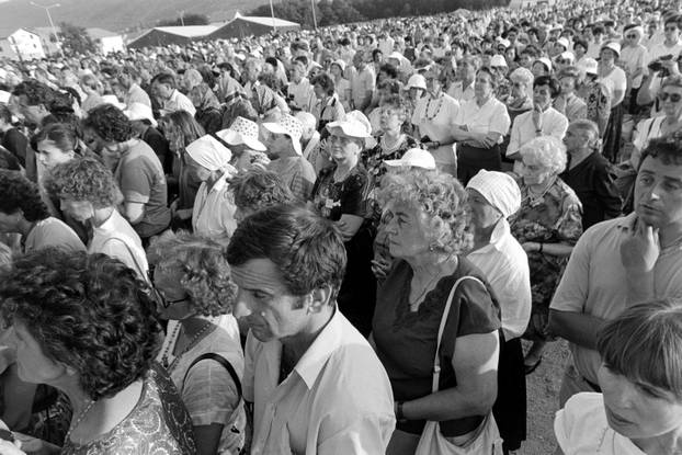 Brojni vjernici na obilježavanju 10. godišnjice ukazanja u Međurgorju, 25.6.1991.