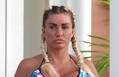 Katie Price poklonila svog psa: 'Voli štence jer su slatki za slike, onda joj dosade pa ih se riješi'