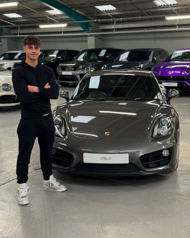 Zbog 18+ fotki vojnika izbacili iz mornarice pa prodaje nošene čarape: 'Milijun je tu! Evo kako'