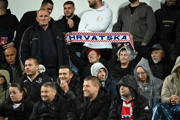 Podgorica: Navijači na tribinama prate utakmicu Crna Gora - Hrvatska