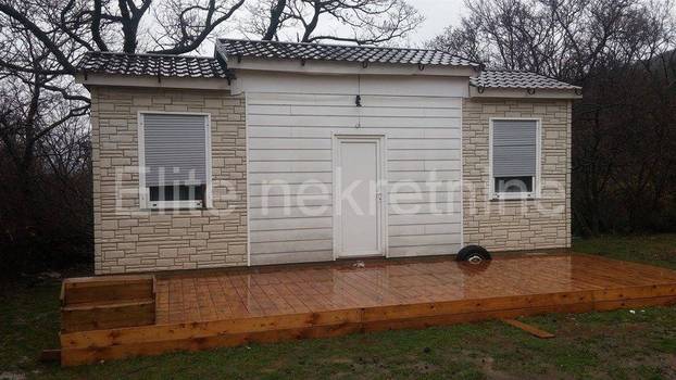 FOTO Netko prodaje ova 24m2 montažne kućice za 104.000 €! Nema struje, zid je za popravak
