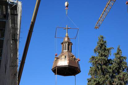 FOTO Pogledajte postavljanje obnovljene kupole tornja na baziliku u Palmotićevoj