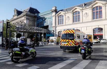 Nemiri u predgrađu Pariza: Napali policiju zbog karantene