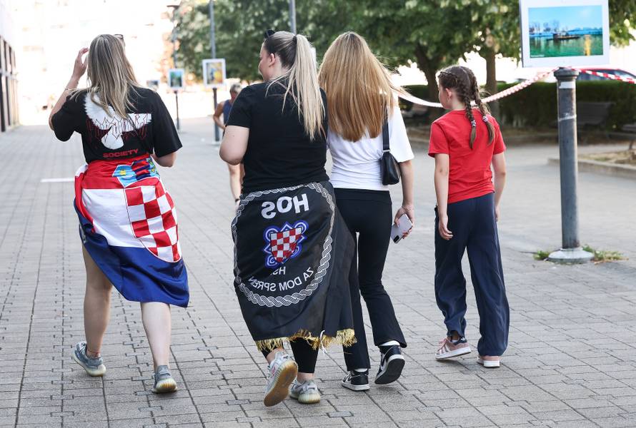 Fanovi se okupljaju u Zaprešiću uoči Thompsonova koncerta