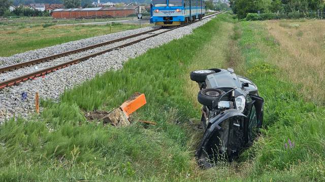 VIDEO Vlak naletio na auto u Požegi: Ozlijeđeni žena i dijete