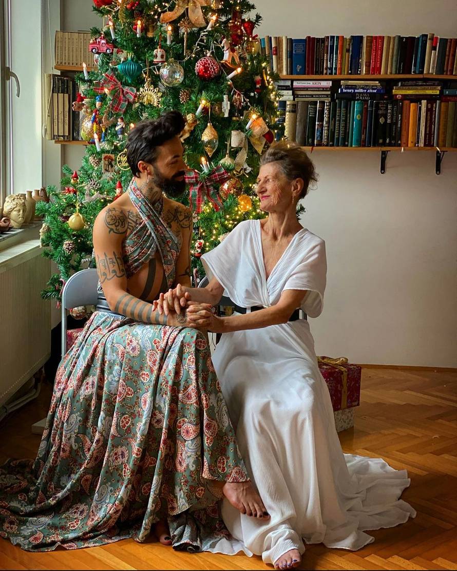 Božo Vrećo i majka pozirali u haljinama dan prije bolnice