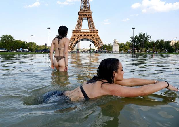 Tourists and Parisians Cool Off at Eiffel Tower - Paris