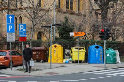 Zagreb: Kontejneri za smeće na uglu ulice Andrije Hebranga i Gundulićeve ulice