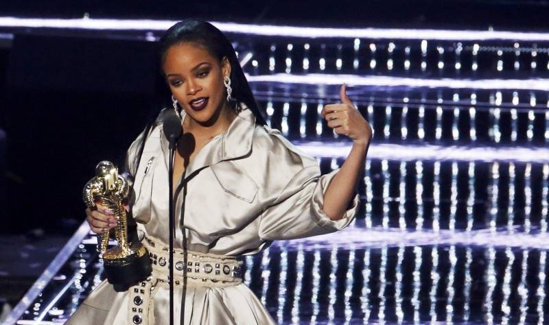 Rihanna accepts an award during the 2016 MTV Video Music Awards in New York