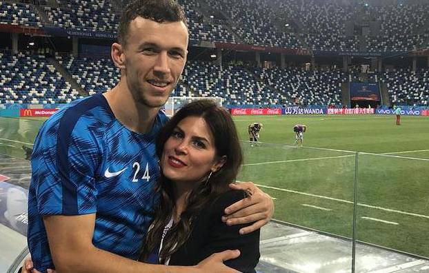 FOTO Ljubav iz školskih klupa: Gospođa Perišić slavi rođendan, a Ivanu je najveća podrška...