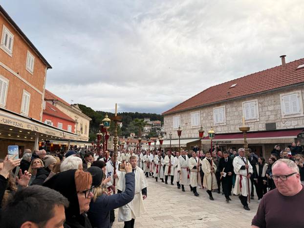VIDEO Evo kako je križonoša završio procesiju u Jelsi: Cijelu noć nosio križ od 15 kilograma