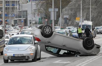 Zadar: Auti se sudarili, a jedan se prevrnuo na krov