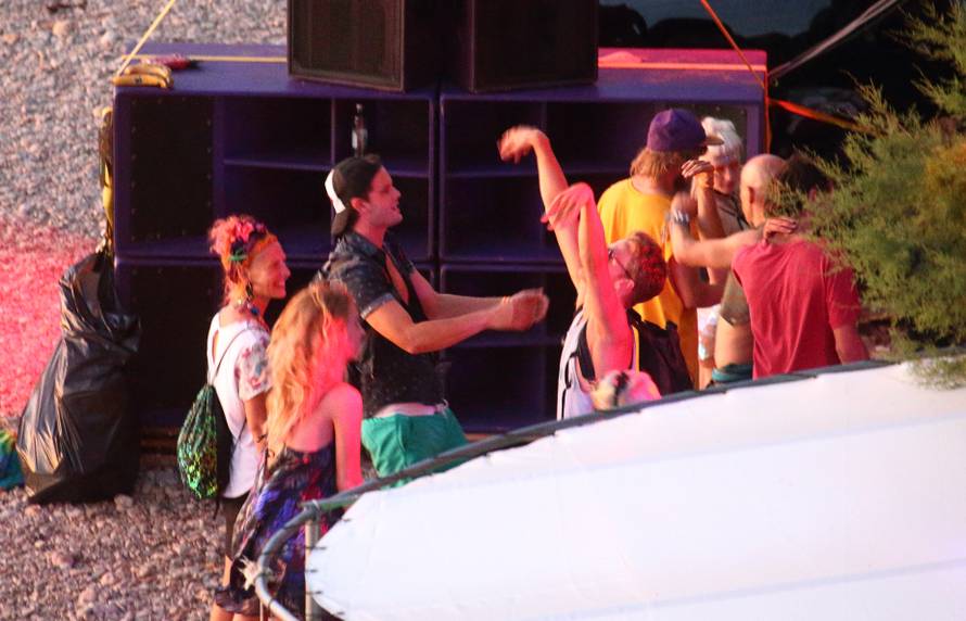 Snimali su na Visu: Izašli prvi kadrovi iz filma 'Mamma Mia'