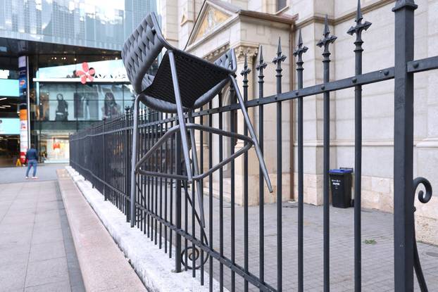 Zagreb:  Vandalizirana ulazna vrata i dvorište pravoslavne crkve na Cvjetnom trgu