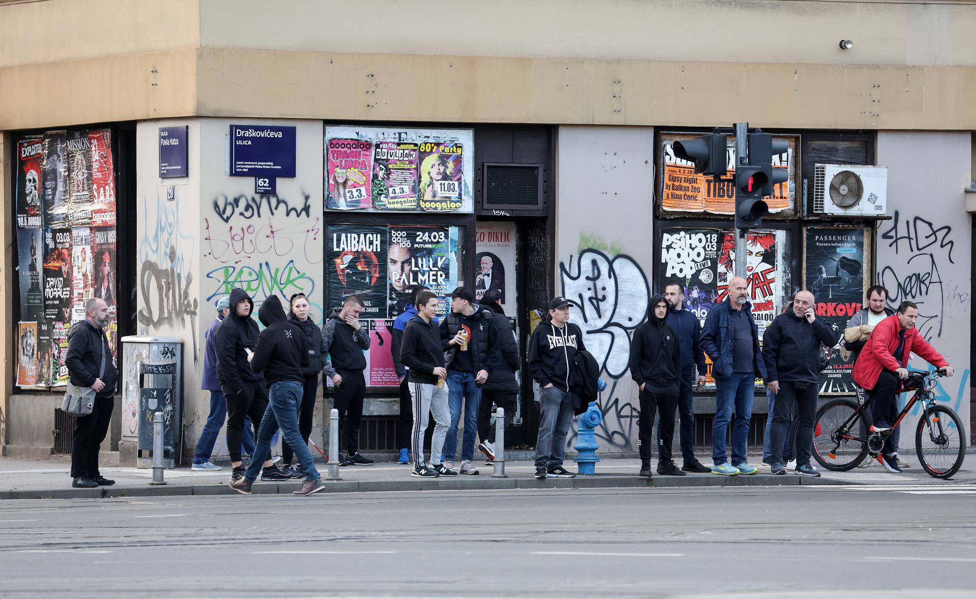 Zagreb: Bad Blue Boys počeli su se okupljati oko hotela gdje uskoro počinje skupština Dinama 