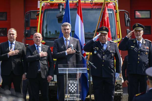 Zagreb: Svečana primopredaja vatrogasnih vozila