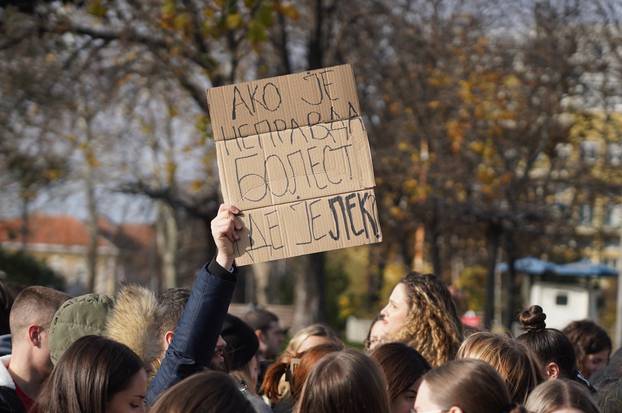 Beograd: Studenti medicine blokirali promet prosvjedujući nakon tragedije na željezničkom kolodvoru