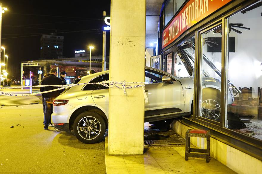 Na križanju Vukovarske i Savske ulice u Zagrebu, sudarila su se dva automobila, jedan završio u restoranu