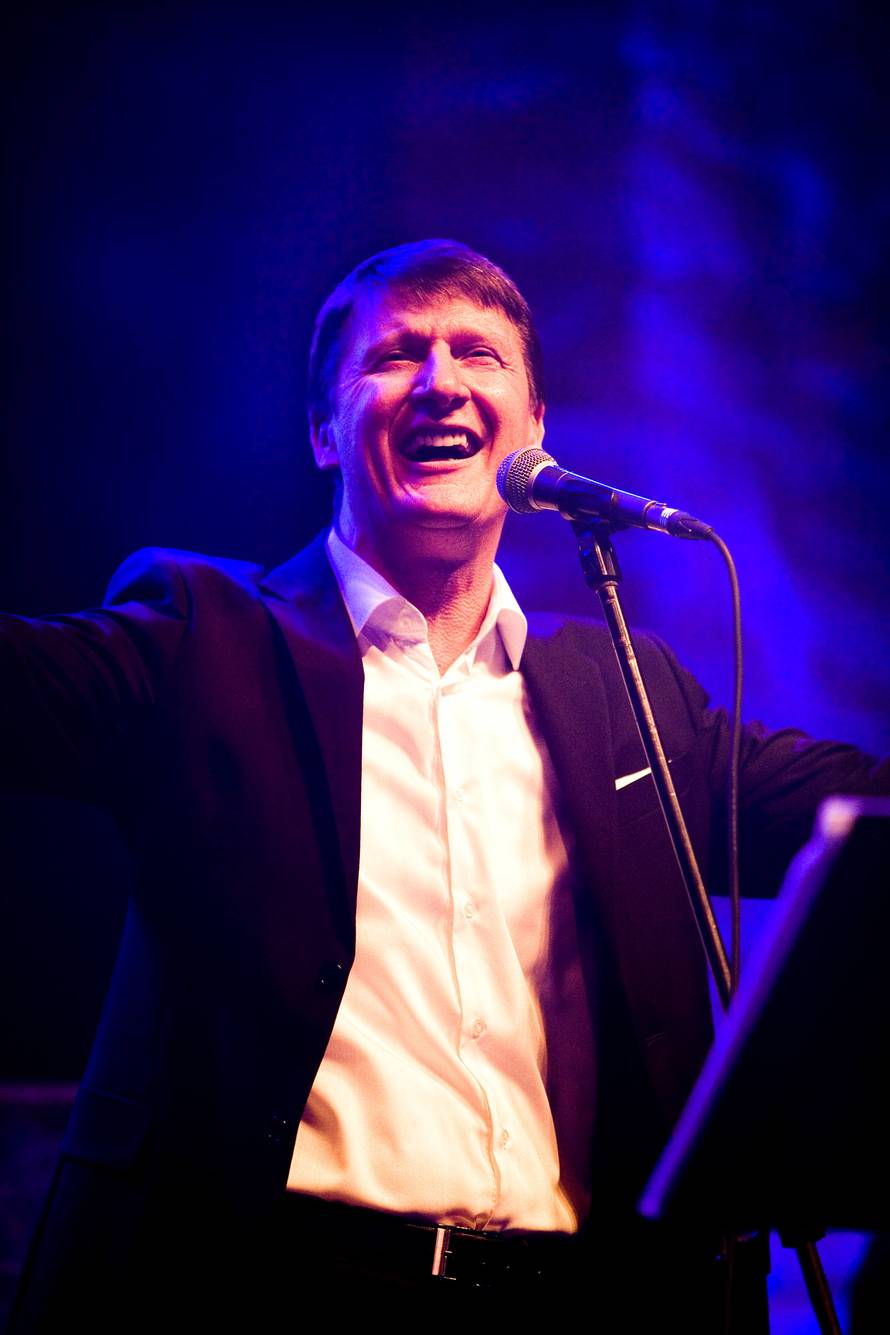 Tata pjevačima plaća nastupe,  kći je s njima slavila blagdane