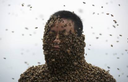 Ubole ga 20 puta: Cijelo tijelo mu prekrilo čak  460.000 pčela