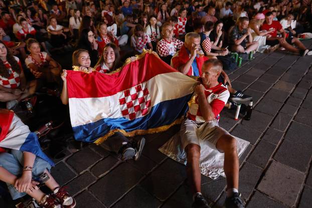 Osijek: Navijači prate utakmicu Hrvatska  - Portugal 