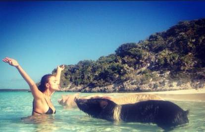 Okružile ju prasice: Irina Shayk kupala se u moru sa svinjama