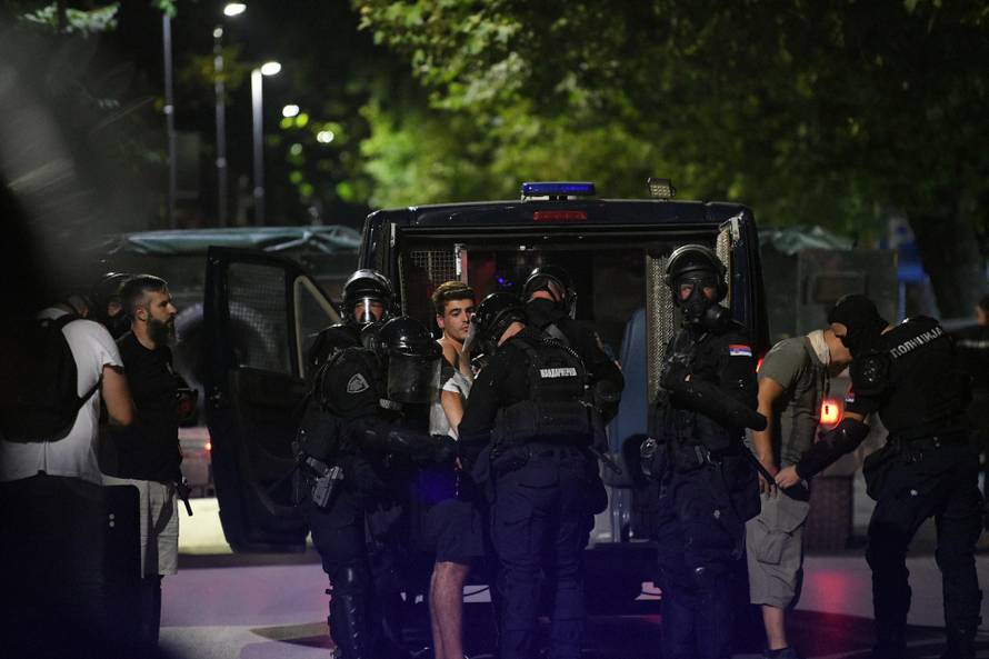 Valjevo: Grupa maskiranih muškaraca u prosvjedu zapalila prostor Gradske uprave