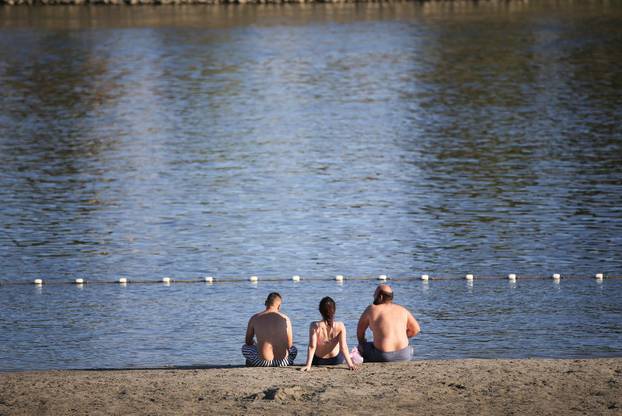 Osijek: Osječani pronašli osvježenje kupanjem na Dravi