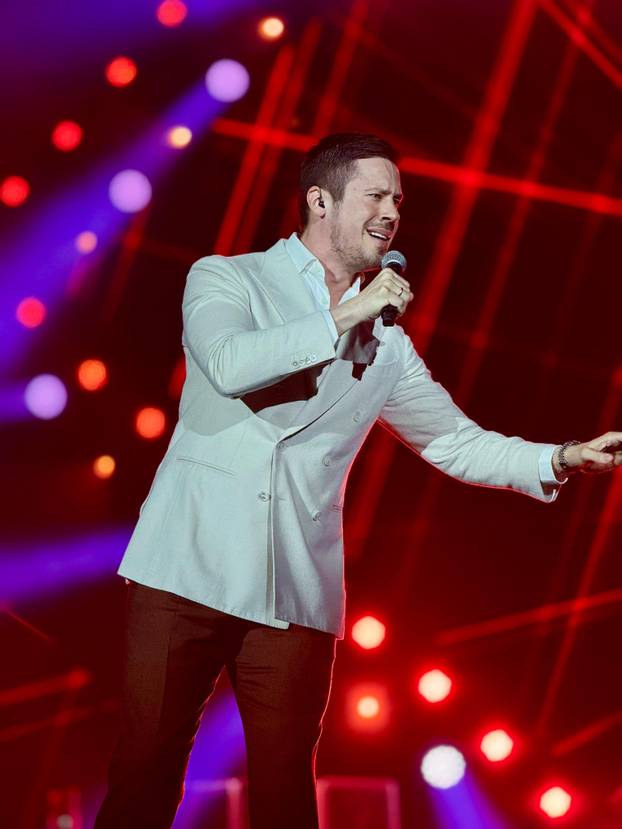 FOTO Lepa Brena opet zapjevala u Areni, gosti bili Ana Bekuta, Nikola Rokvić: Evo kako je bilo