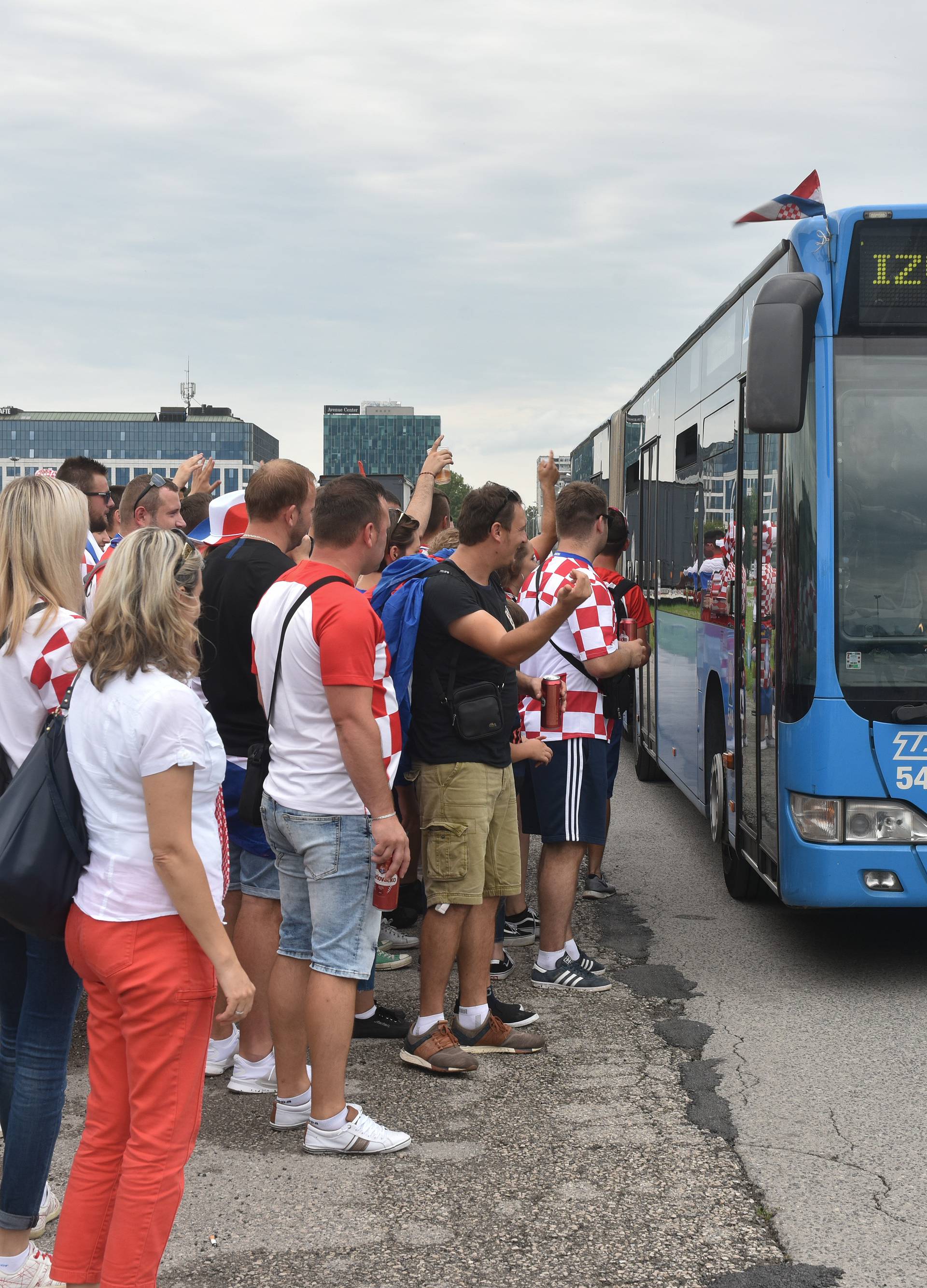 Navijači iz cijele Lijepe naše su stigli u Zagreb: 'Bravo Vatreni'