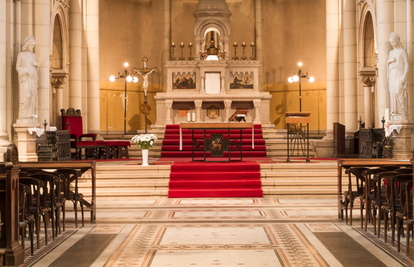 Par se seksao u crkvi, a sada je svećenik ponovno blagoslovio oltar: 'Sudit će se muškarcu...'