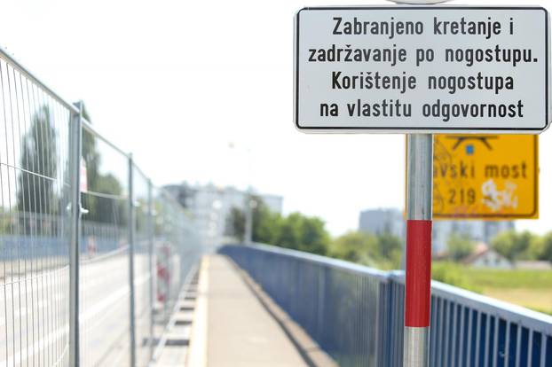 Zagreb: Nogostup Savskog mosta ograÄen metalnom ogradom