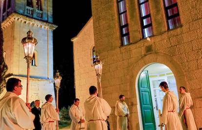 Običaj star preko 500 godina: Večeras se na otoku Hvaru održava procesija Za križen