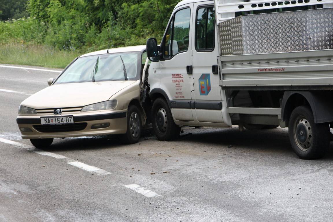 Sudarili se automobil i kamion: Ozlijeđen je vozač Peugota 407