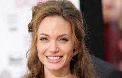 Angelina Jolie bijesna na majku Brada Pitta