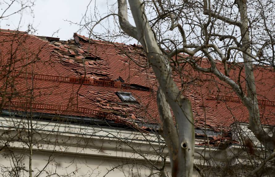 Zagreb: Oštećeni krovovi nakon potresa velika su opasnost za prolaznike